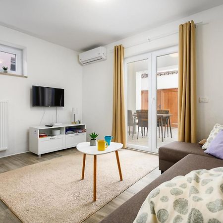 Center House With Apartments Умаг Екстер'єр фото