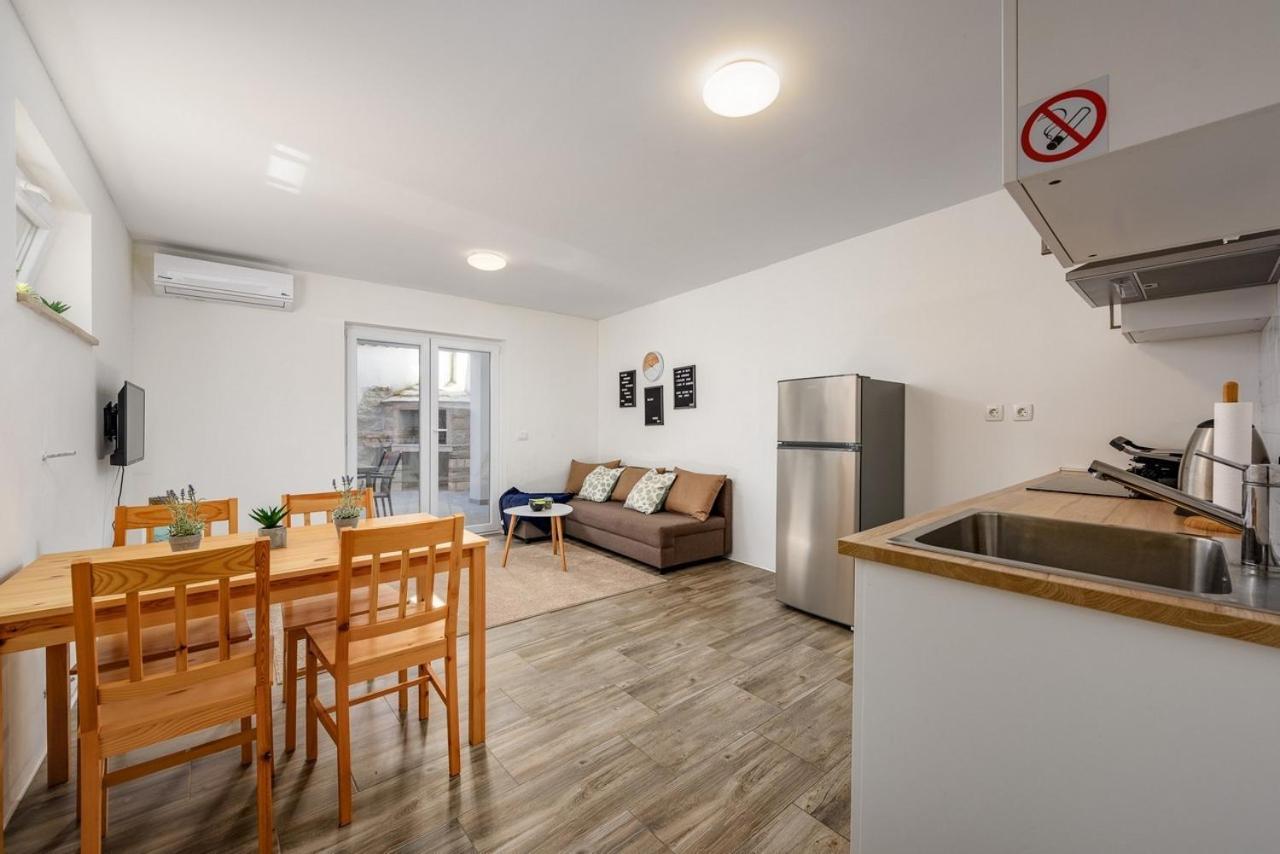Center House With Apartments Умаг Екстер'єр фото