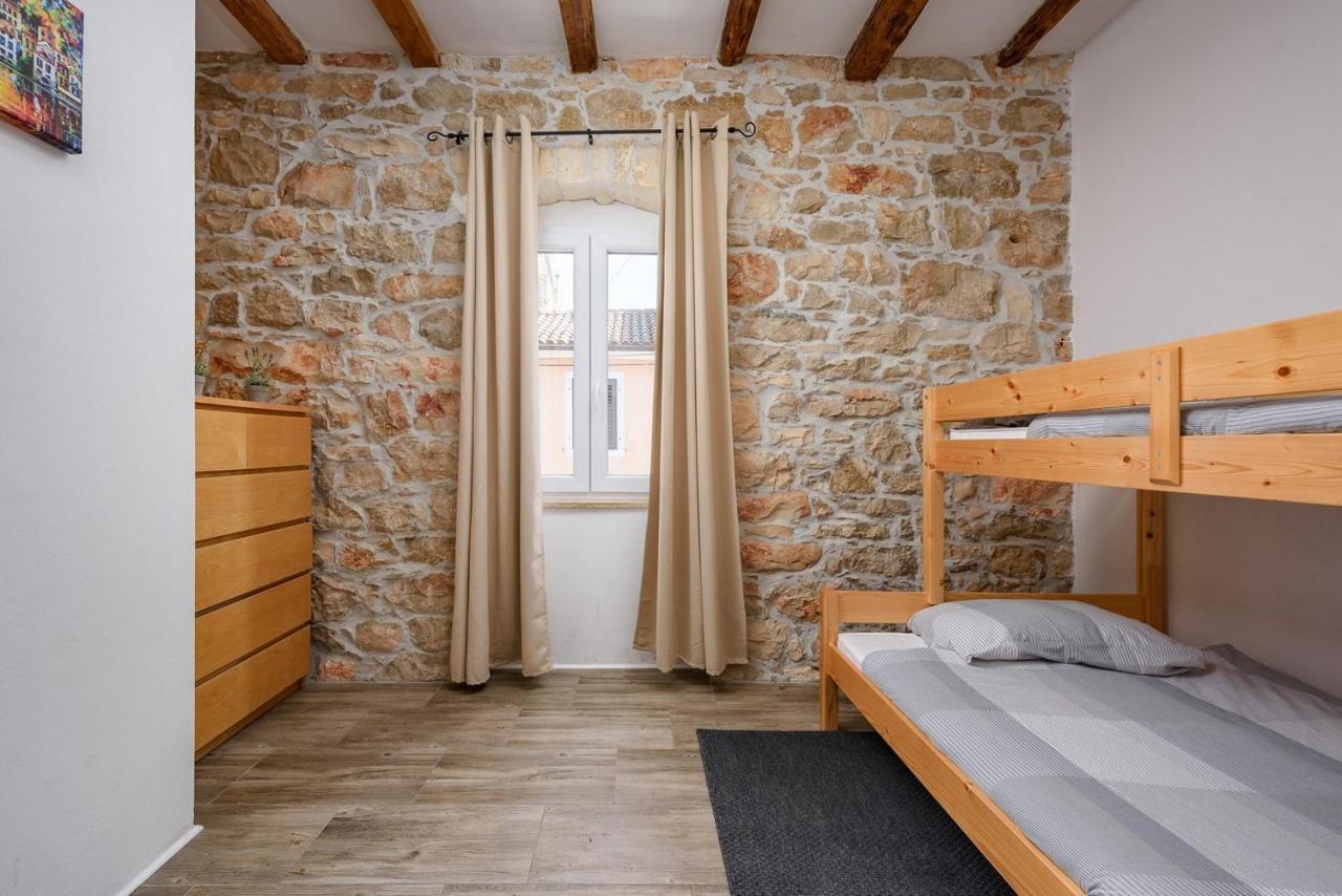 Center House With Apartments Умаг Екстер'єр фото