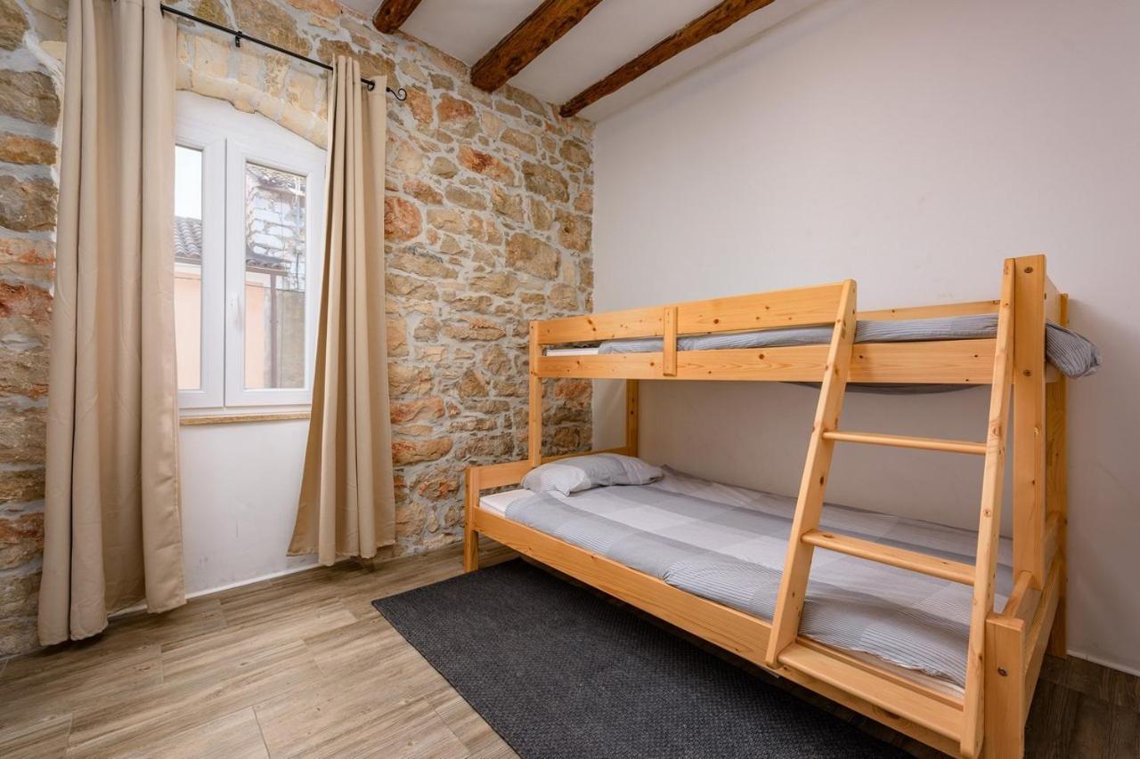 Center House With Apartments Умаг Екстер'єр фото