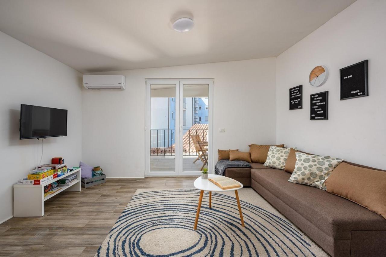 Center House With Apartments Умаг Екстер'єр фото