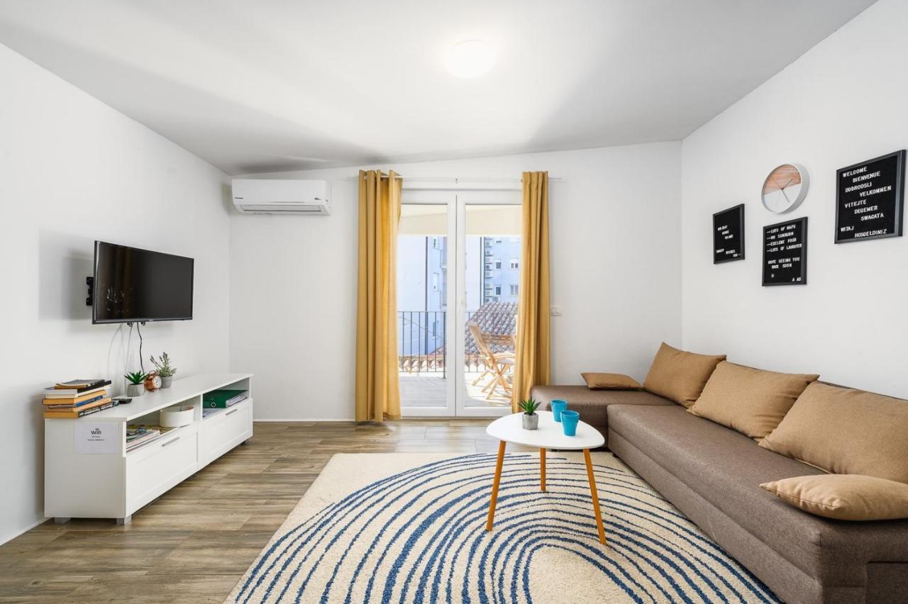 Center House With Apartments Умаг Екстер'єр фото