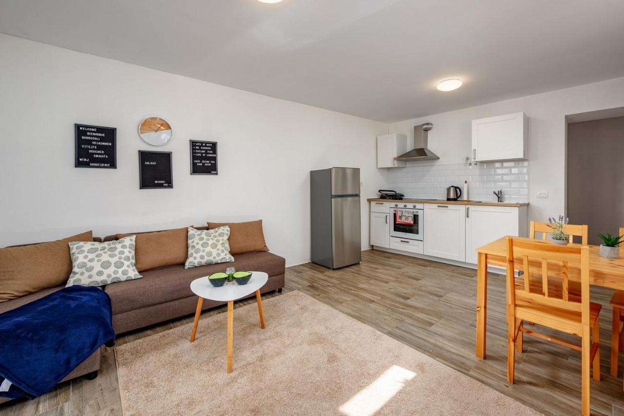 Center House With Apartments Умаг Екстер'єр фото