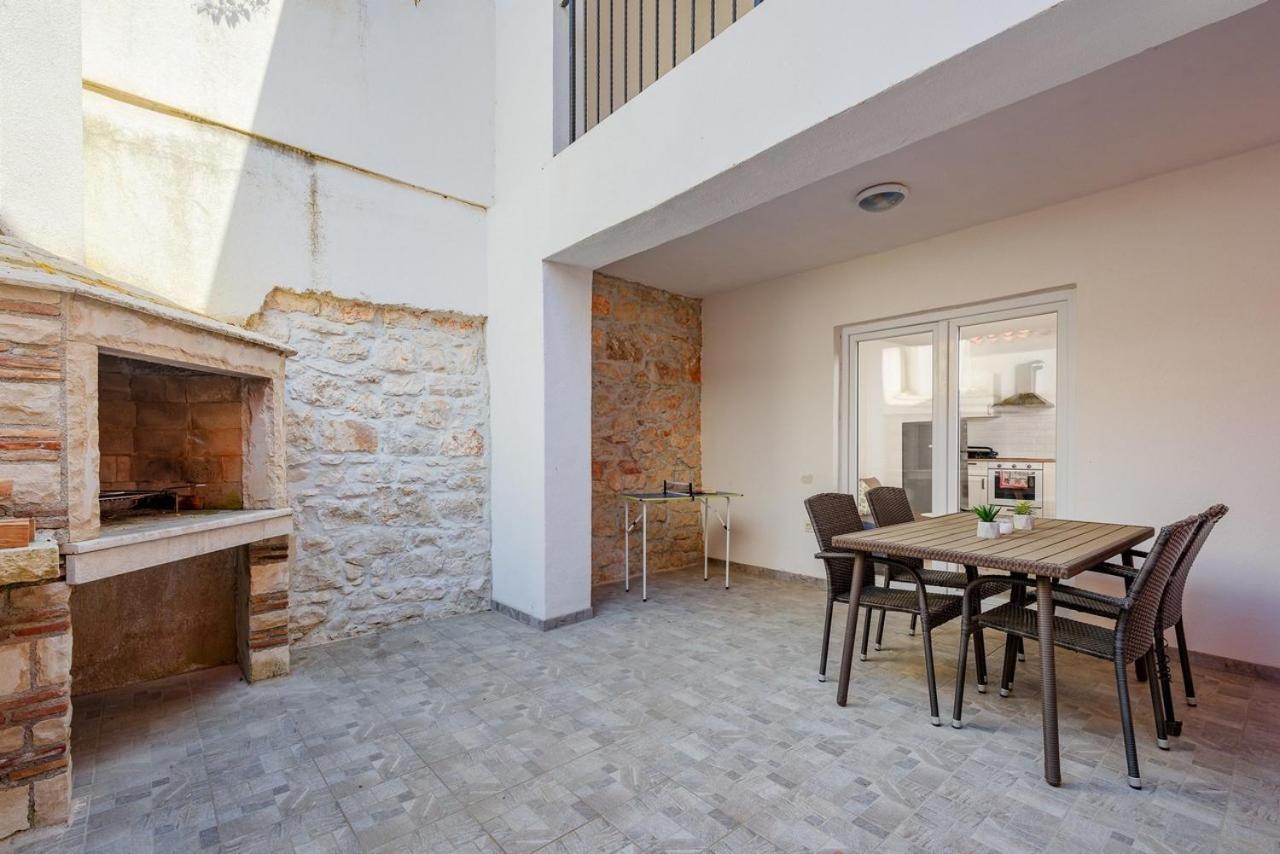 Center House With Apartments Умаг Екстер'єр фото